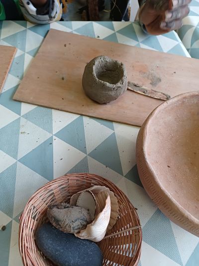 Création d'un pot en argile à la manière des habitants du néolithique